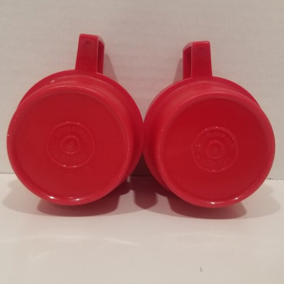 Tupperware Red Snowflake Plates and Mugs (4 pieces total), GUC - EUC - Picture 10 of 14